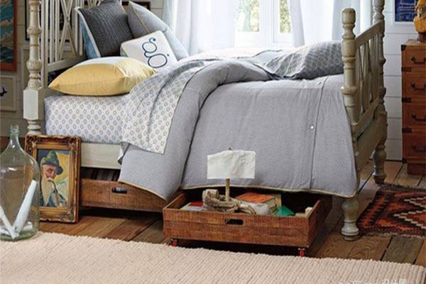 Không đặt quần áo cũ đồ cũ dưới gầm giường