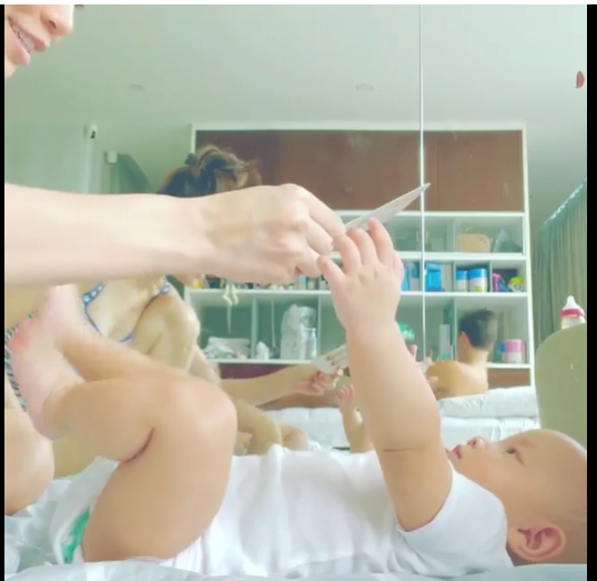 Hồ Ngọc Hà đăng tải khoảnh khắc con gái Lisa học nhận biết hình ảnh. Cụ thể cô đưa ra 2 tấm bìa, một bên là 4 ngôi sao, một bên là 3 con khỉ. Cô hỏi về hình 3 con khỉ. Ngay lập tức, Lisa đã chỉ ngay vào tấm bìa đúng khiến Hồ Ngọc Hà vui mừng vỗ tay. Dù chỉ mới hơn 6 tháng tuổi nhưng bé Lisa đã cho thấy sự nhanh nhẹn, khả năng ghi nhớ tốt.