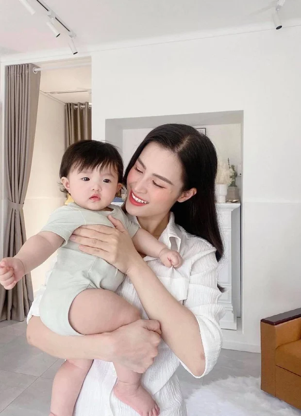 Đông Nhi tung loạt ảnh bế con gái Winnie đi làm cùng. Dù chưa tròn 1 tuổi nhưng cô bé trộm vía rất bụ bẫm, cứng cáp. Được mẹ bế đi làm, Winnie hớn hở ra mặt và còn tranh thủ trổ tài người mẫu nhí, giật luôn spotlight của mẹ là ca sĩ đình đám Vbiz.