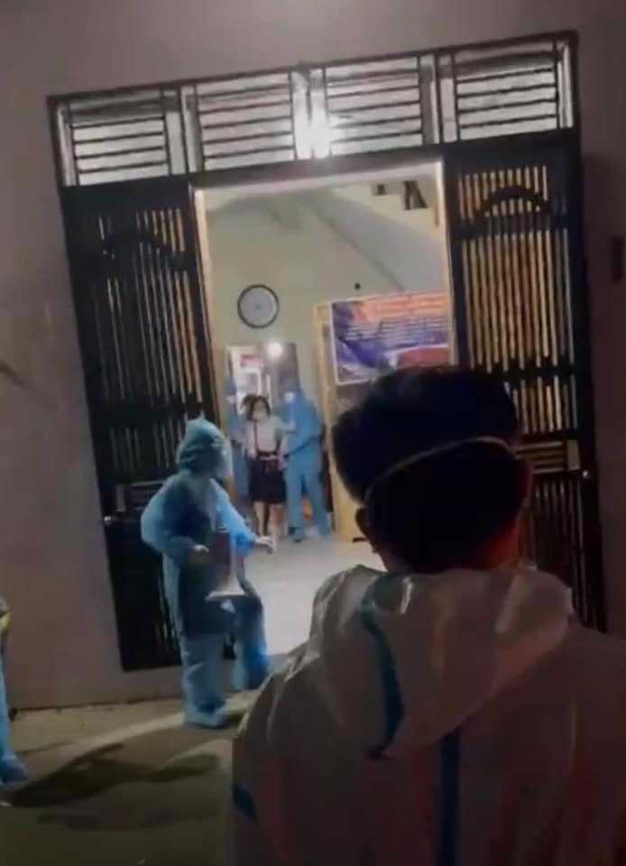 Phải mất khá nhiều thời gian, lực lượng chức năng mới áp tải được người này đi cách ly