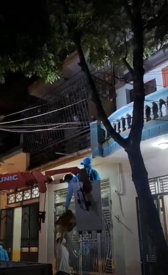 Không thuyết phục được, lực lượng chức năng đành phải nhờ đến máy cẩu để vào bên trong nhà, tiếp cận đối tượng