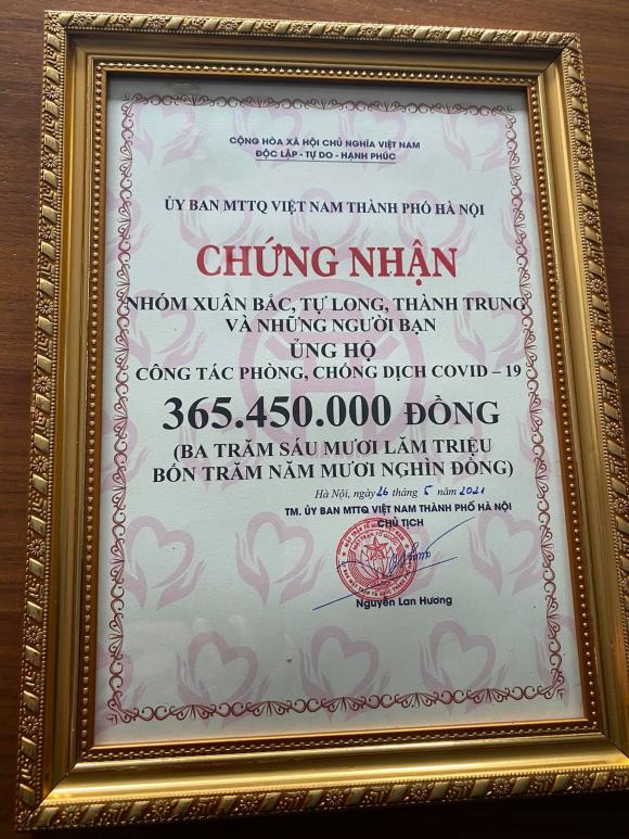 MC Thành Trung chống nạng đến nhận bằng chứng nhận ủng hộ công tác phòng chống Covid-19.