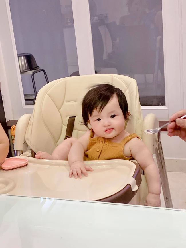 Đông Nhi đã đăng tải hình ảnh con gái Winnie đang ngồi ăn cháo. Cô bé ngồi nghiêng ngả trên chiếc ghế ăn, một chân gác lên mép bàn, nhếch mép nhẹ. Đông Nhi thay lời con gái đòi quà 1/6: 
