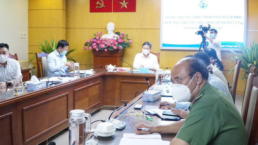 Phó chủ tịch UBND TP.HCM Dương Anh Đức cùng lãnh đạo các sở ngành tại buổi làm việc với quận 12 (Ảnh: Thanh Niên)  