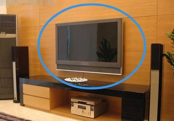 Không đặt tivi gần bàn thờ