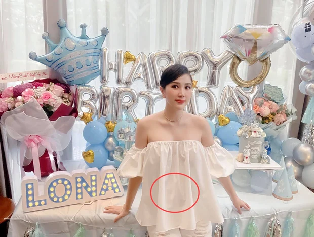 Mới đây, trong tiệc sinh nhật, Bảo Thy diện chiếc áo rộng nhưng vòng 2 vẫn nhô lên lùm lùm. Nhiều người thắc mắc liệu có phải cô đã có tin vui, ngay lập tức chính chủ hồi đáp luôn: 