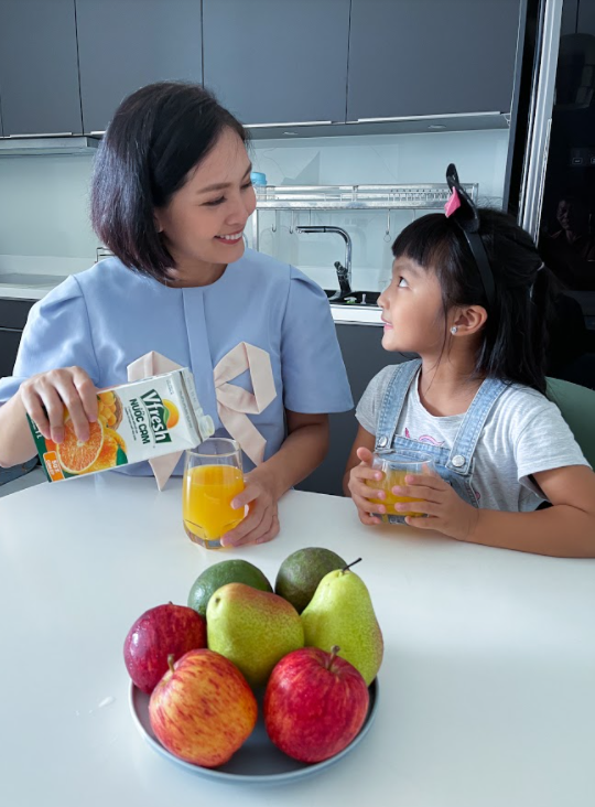 Vitamin C tự nhiên trong nước ép cam Vfresh sẽ giúp mẹ và bé tăng cường sức đề kháng hiệu quả chống lại các bệnh dịch.
