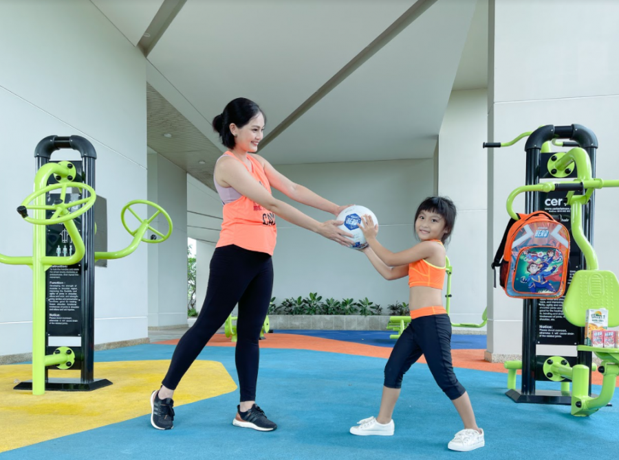 Bé có thể nhận những phần quà dễ thương khi mua nước trái cây Hero và sữa chua uống Susu từ cửa hàng “Giấc mơ sữa Việt”