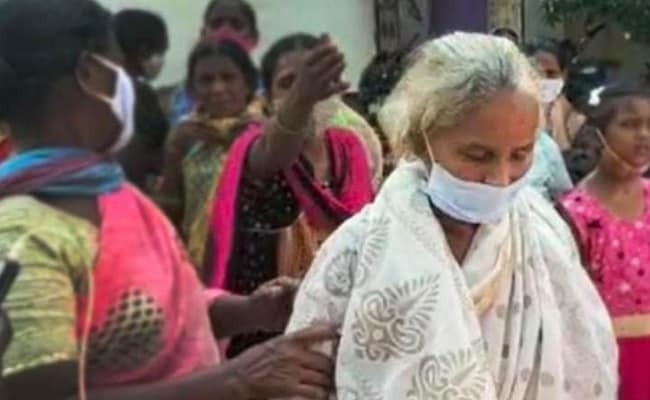 Bà cụ trở về trước sự bất ngờ, ngỡ ngàng của người thân và xóm giềng (Ảnh: NDTV)