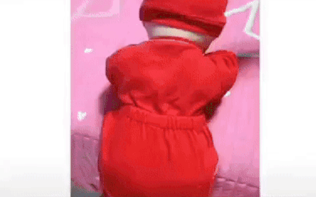 Khi trẻ bị ngã, không nên vội vàng bế bé lên.