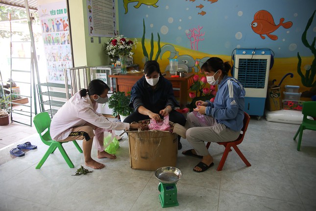 Các giáo viên chung nhau phân chia hoa quả về bán (Ảnh: TPO)