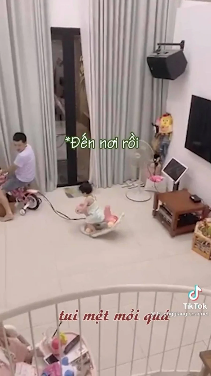 Nhã Phương vừa đăng tải đoạn clip Trường Giang và bé Destiny đùa nghịch tại nhà. Trường Giang SHBET 1000 World Cup đạp mini kéo nhóc tỳ chạy quanh nhà, Nhã Phương than vãn: 