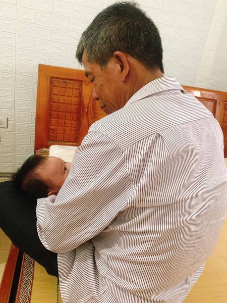 Bố chồng chăm sóc con dâu chu đáo không khác gì con ruột