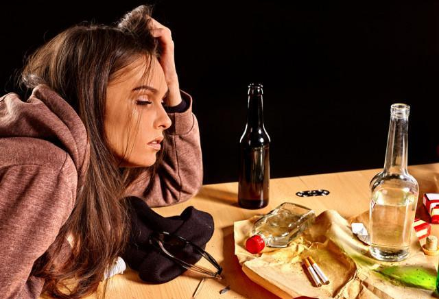 Tránh xa thói quen dùng rượu bia thuốc lá