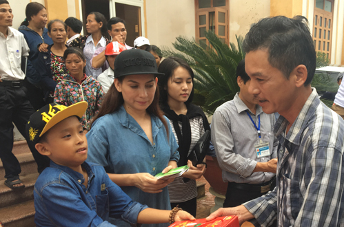 Trong năm 2016 này, Phi Nhung có công khai những hình ảnh đi từ thiện tại miền Trung nhưng lại là đi cùng nhãn hàng. Vậy nghi vấn ở đây là đây là tiền từ thiện do cô kêu gọi hay là tiền của nhãn hàng?