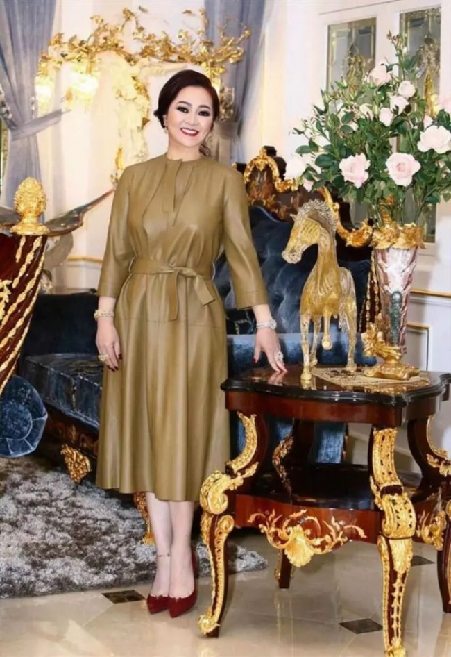 Nữ doanh nhân tạo dáng bên ngựa phong thủy