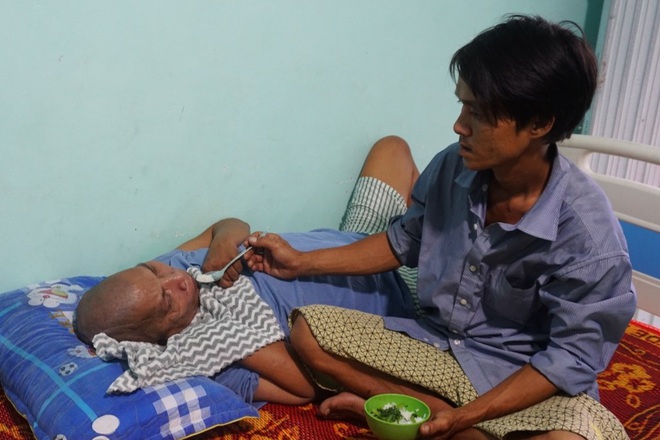 Thương vợ, người đàn ông đón chồng cũ của vợ về nhà chăm sóc như người một nhà (Ảnh: Dân Trí)