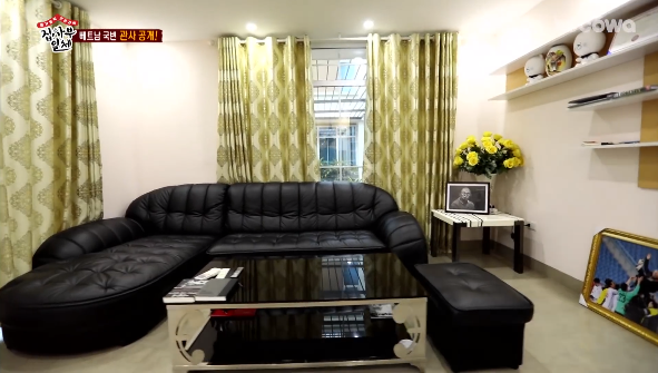 Phòng khách rộng rãi được bài trí ngăn nắp.