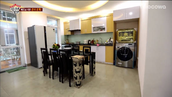 Căn bếp được trang bị đầy đủ tiện nghi.