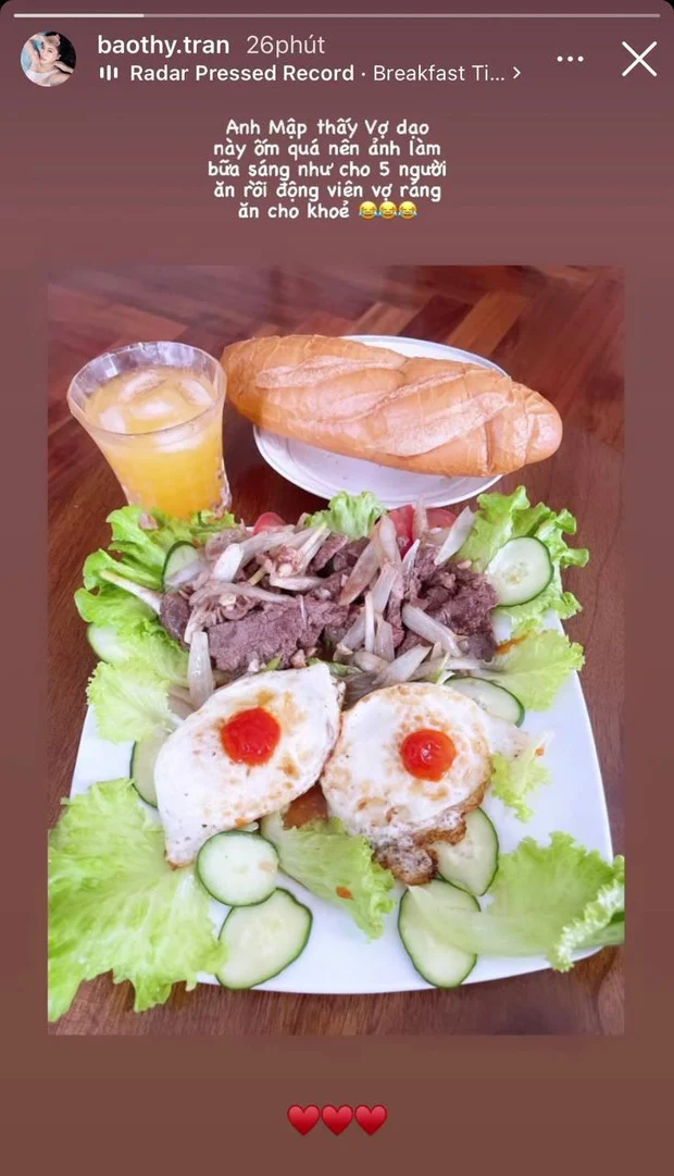 Bảo Thy khoe ảnh chồng đại gia Phan Lĩnh đã xả vai doanh nhân thành đạt để làm đầu bếp. Anh bồi bổ cho vợ cả đĩa đồ ăn 