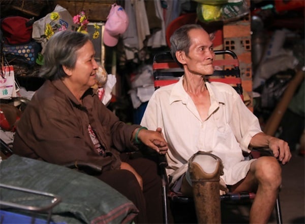 Dù tuổi cao nhưng ông bà vẫn nương tựa vào nhau, không muốn thành gánh nặng của con cái (Ảnh: Vietnamnet)