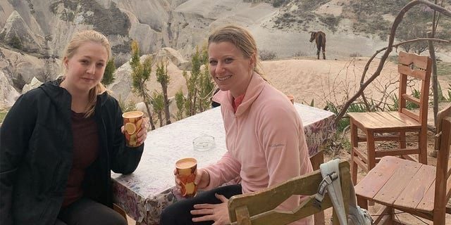Sophie Miller (trái) và Kristen Bishop (phải) tận hưởng kỳ nghỉ ở Thổ Nhĩ Kỳ ngay sau khi 