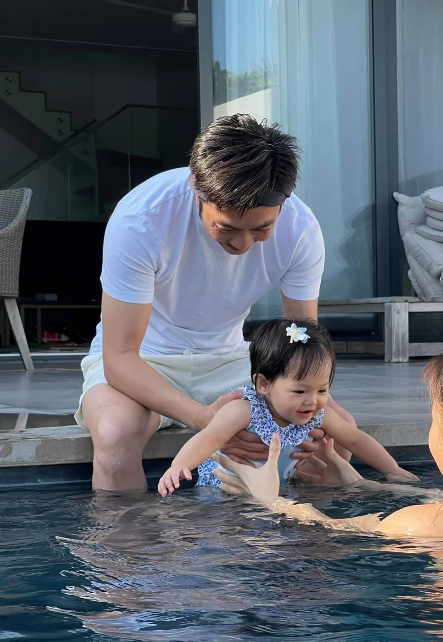 Cường Đô La chia sẻ hình ảnh ghi lại khoảnh khắc Suchin rất thích thú khi được bố bế xuống hồ bơi. Đến Cường Đô La cũng tiết lộ rằng: “Suchin thích nhất là được bơi”. Như mọi khi, bên dưới phần bình luận, rất nhiều cư dân mạng đã dành lời khen cho độ đáng yêu của Suchin. Bên cạnh đó, dân tình cũng xuýt xoa không ngừng với khoảnh khắc vui vẻ của Shbet111 slot, casino, thể thao, xổ số nhỏ.