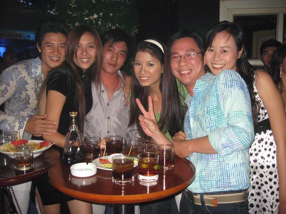 Trang Trần đeo băng đô trắng đứng giữa.