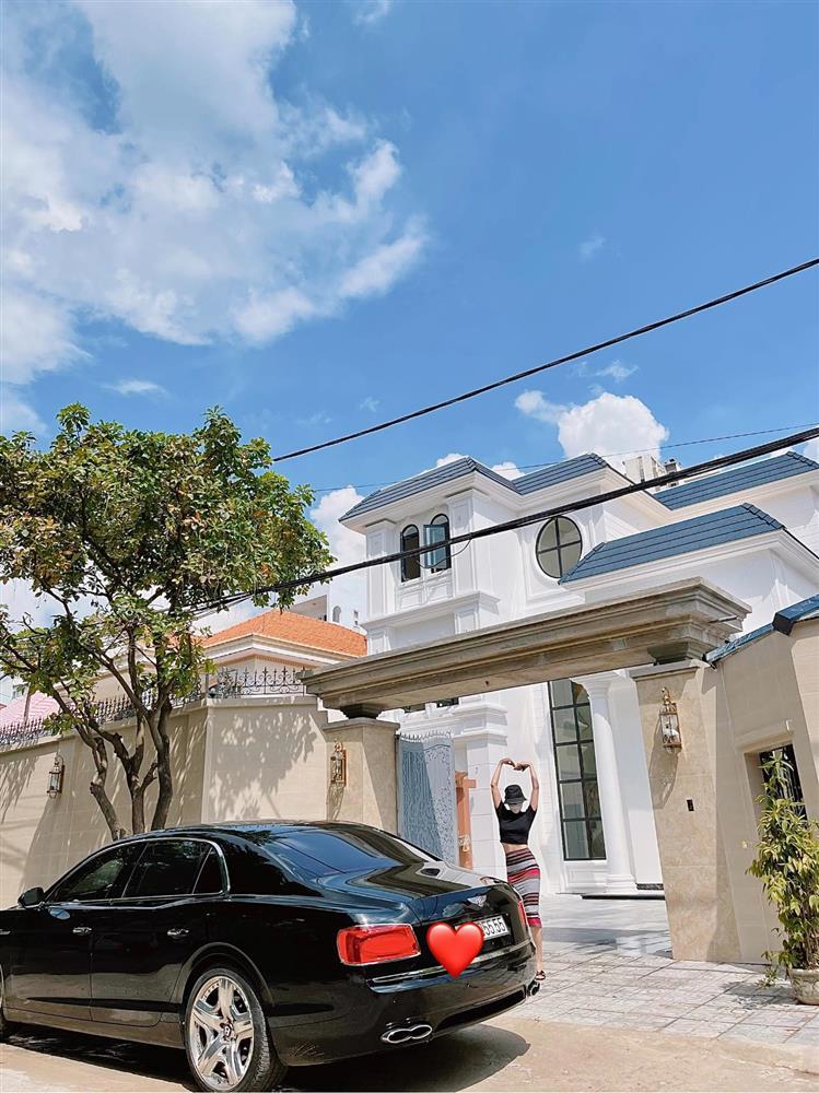 Lệ Quyên phải lên tiếng khi phương tiện đi lại cũng bị để ý vì bức ảnh chia sẻ biệt thự mới đang dần hoàn thiện. Một tài khoản mạng đã 