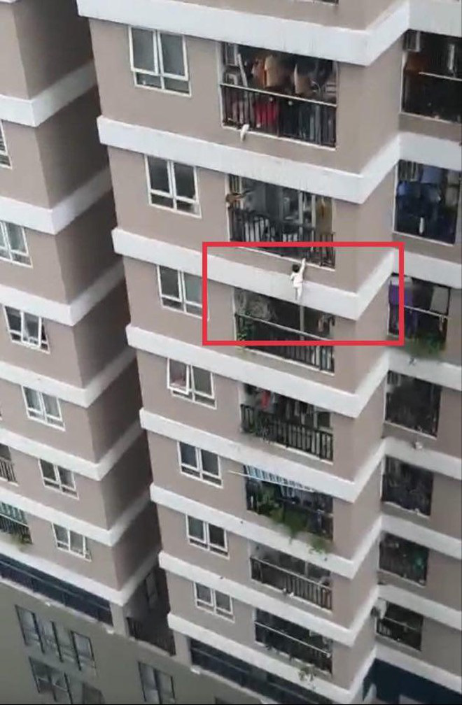 Cháu bé 2 tuổi rơi chung cư và may mắn được người dân cứu nạn (Ảnh: Vietnamnet)