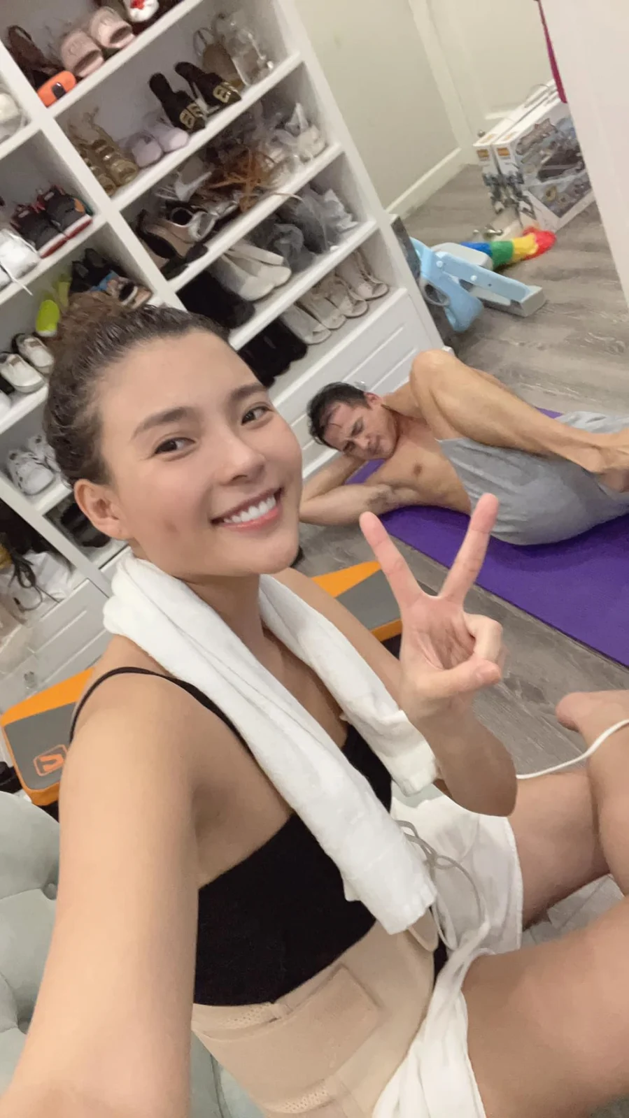 Vài ngày trước đó, Lương Thế Thành đã chia sẻ khoảnh khắc bà xã đầu bù tóc rối khi làm việc nhà nên mới đây Thúy Diễm đã 