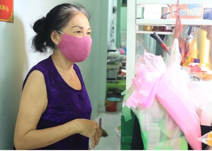 Cô Hồng Hà - chủ quán ăn có thông báo ấm lòng ở thành phố Thủ Đức. Ảnh: Internet