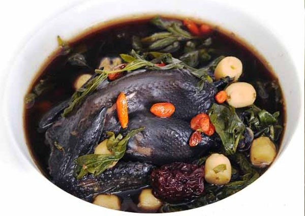 Gà đen hầm rượu