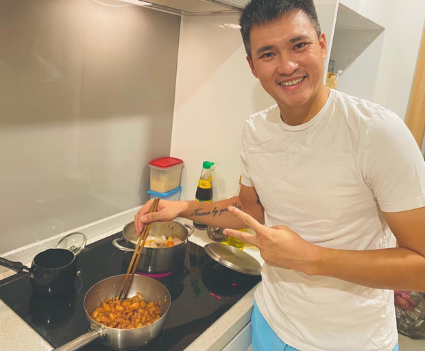 Phòng bếp của Thuỷ Tiên trông đơn giản hơn so với lúc ở biệt thự. Hai vợ chồng nữ ca sĩ thường xuyên check-in ở khu vực này.