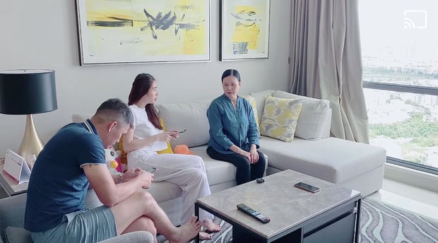 Phòng khách với bộ ghế sofa tông màu tối giản là không gian trò chuyện của cả Shbet111 slot, casino, thể thao, xổ số Thủy Tiên.