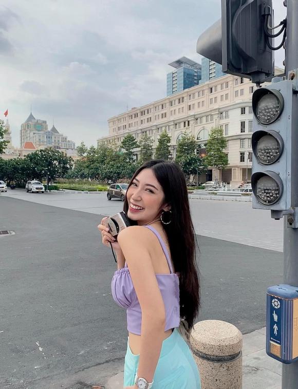 Khổng Tú Quỳnh đã đăng ảnh ấn tượng khi đi dạo ngoài phố nhưng không đeo khẩu trang. Sau những lời nhắc nhở của netizen, Khổng Tú Quỳnh đã có câu trả lời làm mọi người hài lòng và yên tâm hơn: 