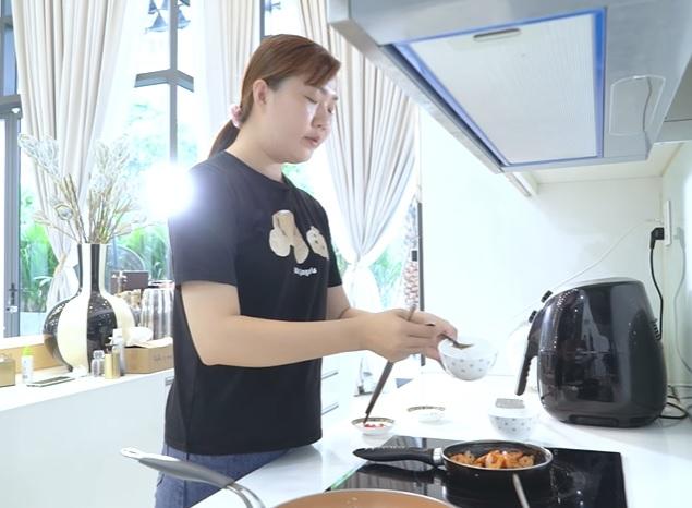 Chiếc chảo nhìn đi nhìn lại thì vẫn không thể 