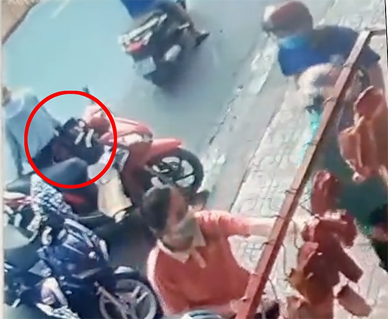 Sau một hồi quan sát, kẻ gian lấy balô nạn nhân rời đi. Ảnh cắt từ clip