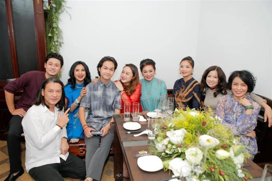 Sáng 22/6, diva Thanh Lam chia sẻ ảnh kỷ niệm một ngày đặc biệt - ngày dạm ngõ của cô và bạn trai bác sĩ. Trong ảnh có mẹ đẻ, con gái Thiện Thanh, con rể Thăng Long, con trai Đăng Quang cùng đông đảo người thân đến chung vui cùng nữ diva. Thanh Lam viết kèm: 