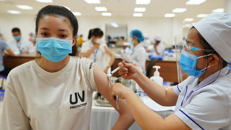 Một trong những công nhân đầu tiên trên địa bàn TP.HCM được tiêm vắc xin Covid-19, sáng 19.6
