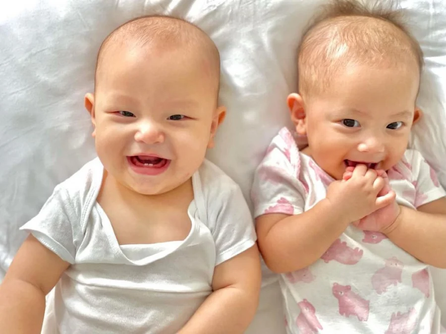 Hà Hồ chia sẻ khoảnh khắc hai con cưng đang cười giòn tan, vui vẻ. Nữ ca sĩ viết: 