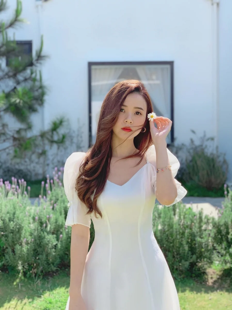Midu đăng tải một bộ ảnh mới khoe visual xinh đẹp. Đặc biệt cô còn diện bộ đồ do chính cô thiết kế. Ngay lập tức, Quốc Trường bày tỏ: 