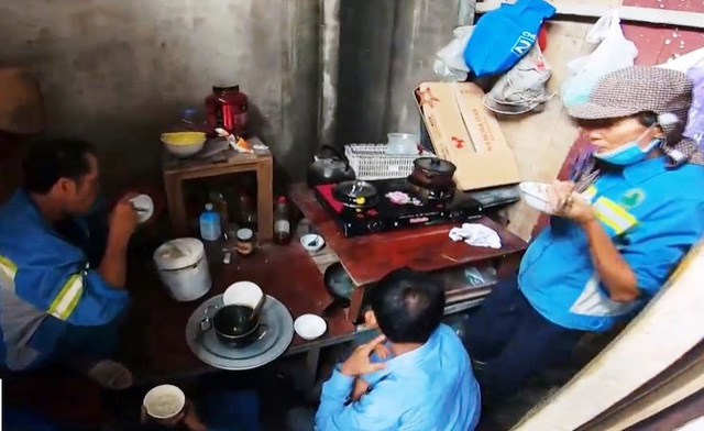Công nhân không có tiền, bữa cơm đạm bạc chỉ có canh (Ảnh: VTV)