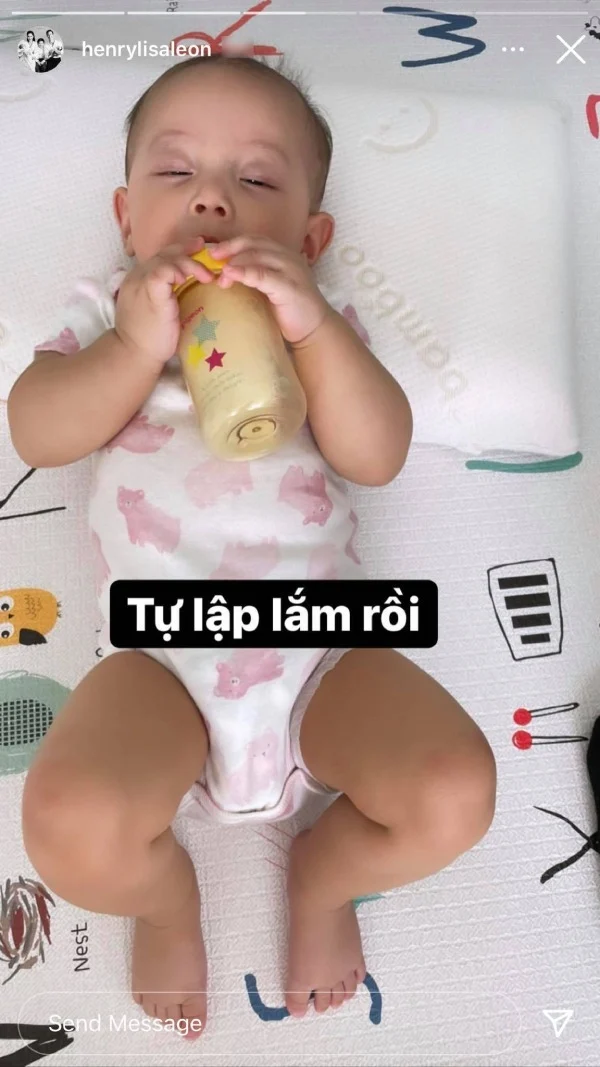 Hà Hồ dành trọn spotlight cho cô công chúa nhỏ với hình ảnh, video ghi lại khoảnh khắc cực đáng yêu. Dù nhỏ hơn Leon nhưng Lisa luôn thể hiện sự năng động, nhanh nhẹn và nhất là tự lập. Cô bé tự cầm bình để uống sữa trong khi mắt còn đang lim dim ngủ. Hà Hồ tự hào khoe con gái “Tự lập lắm rồi”. Bàn tay bé xinh xinh của Lisa tự cầm bình sữa, ai nấy cũng phải “ôm tim” vì quá đỗi dễ thương.