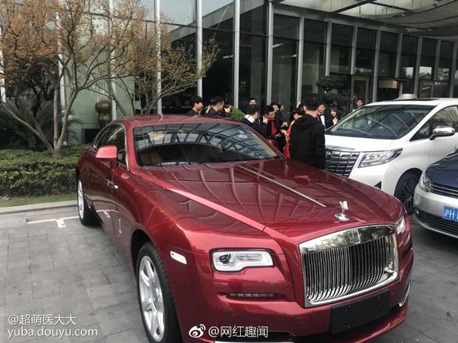 Món quà cưới mà anh dành cho bạn thân là một chiếc Rolls Royce mới tinh.     