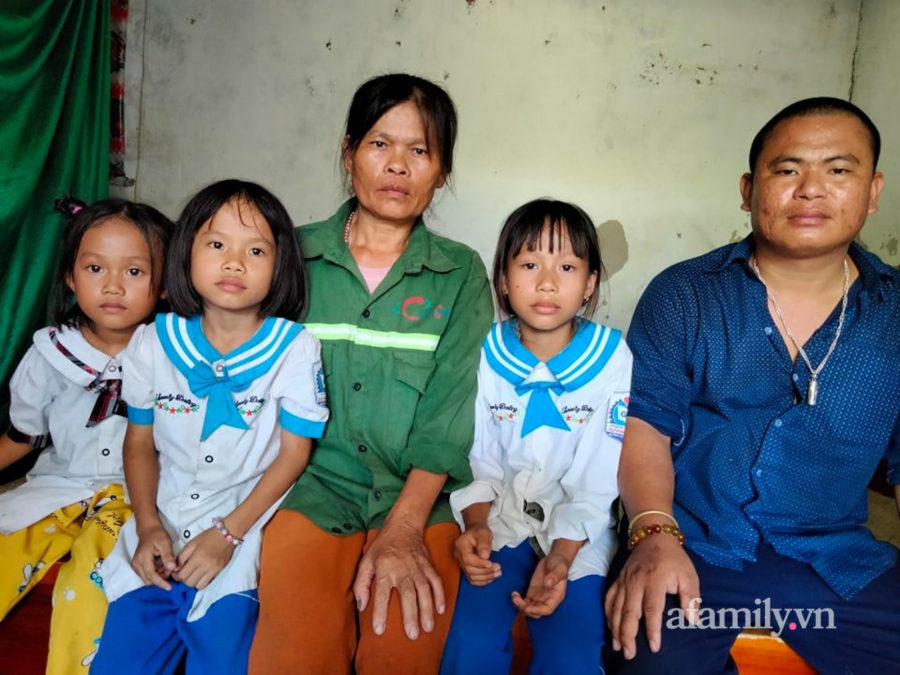 Bà Hiền bên con trai tâm thần và 3 đứa cháu nội mồ côi.