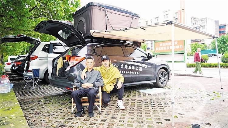 Chàng trai tự SHBET 1000 World Cup đưa bố đi du lịch khắp các tỉnh trên đất nước đã được hơn 2 tháng.  