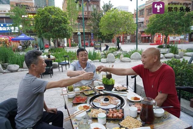 Nhân dịp  du lịch , anh chàng còn đưa bố đến gặp đồng đội cũ