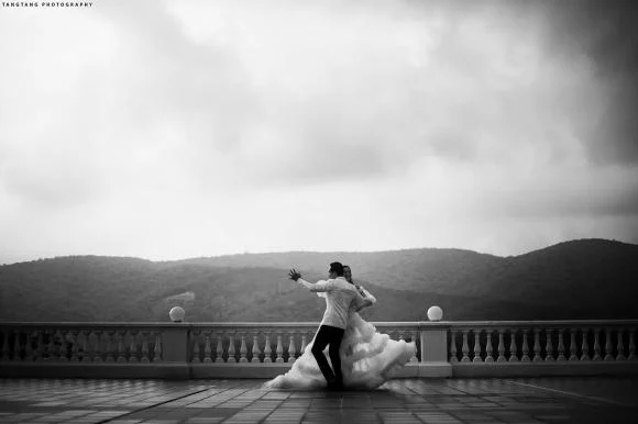 Hồ Ngọc Hà bất ngờ đăng đàn gửi trao ngôn tình tới Kim Lý. Cô dành cho Kim Lý nhiều lời ngọt ngào, xúc động: 
