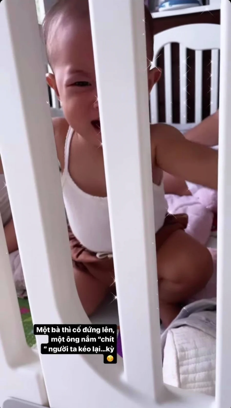 Mới đây, Hà Hồ lần đầu chia sẻ cảnh con gái Lisa mếu máo khóc, đây là lần đầu tiên mọi người được chiêm ngưỡng hình ảnh cô bé khóc như thế này. Theo lời chú thích của mẹ Hà Hồ cho biết: 